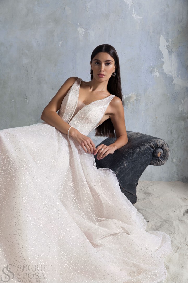 Свадебное платье Кара А-силуэт, 2022 год, V вырез, Блестящие, С корсетом, Со шлейфом